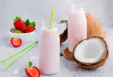 Strawberry-Coconut Beauty Smoothie That Tightens Skin Naturally