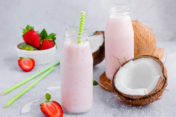 Strawberry-Coconut Beauty Smoothie That Tightens Skin Naturally