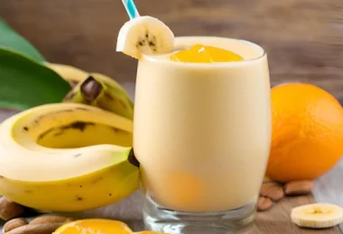 Banana & Orange Smoothie That Detoxes and Tightens Skin